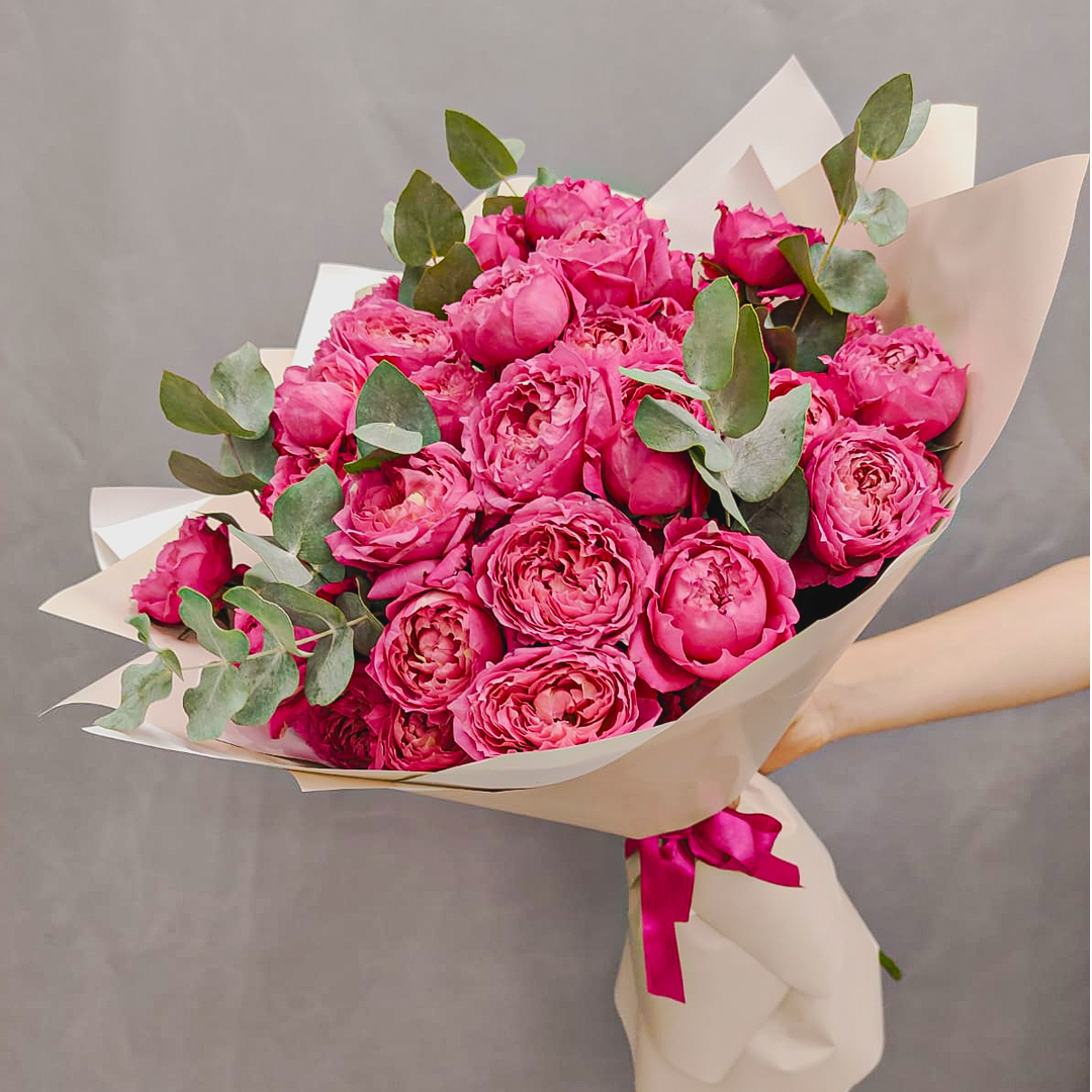 Букет из ярких кустовых пионовидных роз с эвкалиптом N 45355