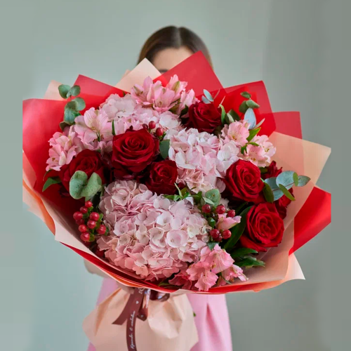 Букет из гортензий и красных роз N 84615