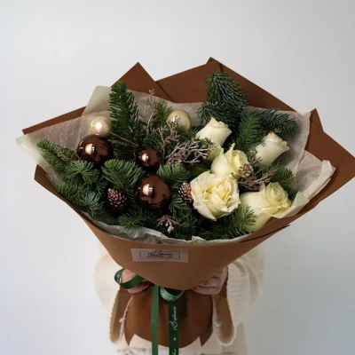 Букет из нобилиса и белых роз "Горячий шоколад" N 91149