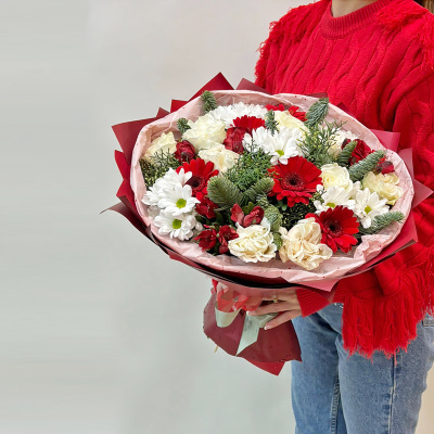 Букет "Время чудес" из кустовой хризантемы, розы и гермини с нобилисом N 72250