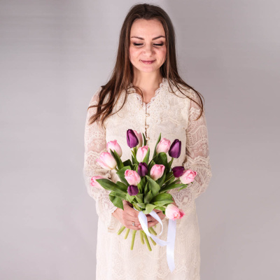 Букет из 15 тюльпанов фиолетово-розовый МИКС 28774