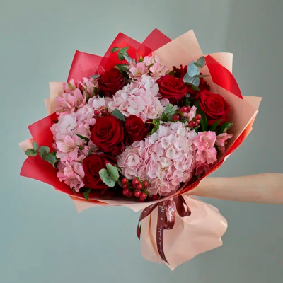 Букет из гортензий и красных роз N 84615