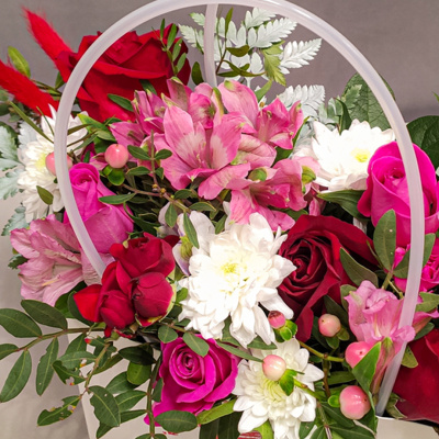 Сумка "Восторг" микс в красном цвете из кустовой хризантемы, розы и альстромерии 45001