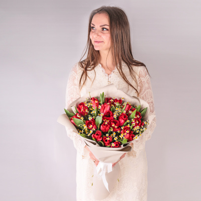Букет из 19 красных тюльпанов с ромашками 46334