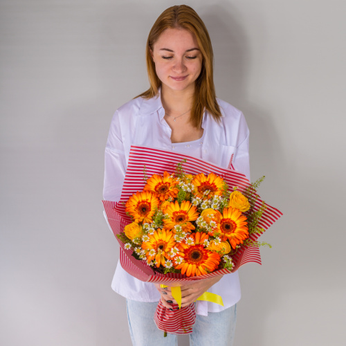 Букет из оранжевых гербер и желтых роз с ромашками арт. 52671