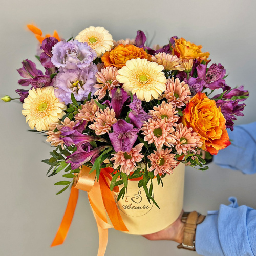 х Шляпная коробка с оранжевыми розами, герберами и альстромерией арт. 52460