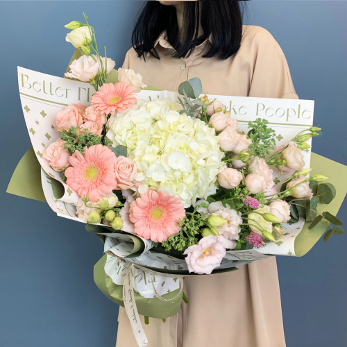 Букет с гортензией, пионовидными розами и мини герберами арт. 66532