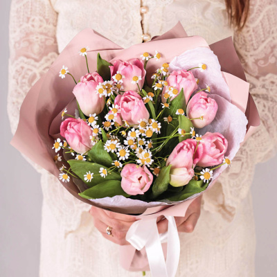Дуэт букетов из розовых тюльпанов с ромашками 59902