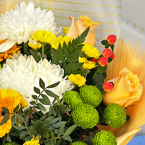 Букет из одноголовых хризантем с лилей и герберами арт. 52463