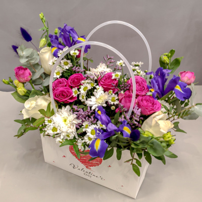 Сумка с живыми цветами "Взрыв эмоций" яркий микс из кустовой хризантемы, розы и ирисов 45000