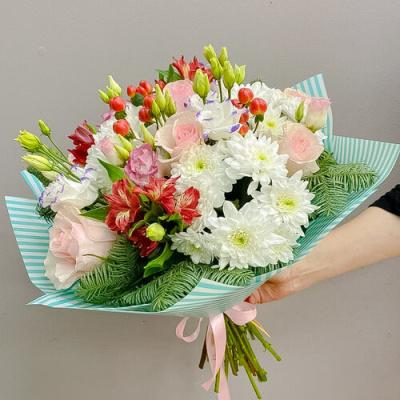 Букет "Зимний сон" из кустовой хризантемы, альстромерии, розы эквадор, эустомы, нобилиса и гиперикума.