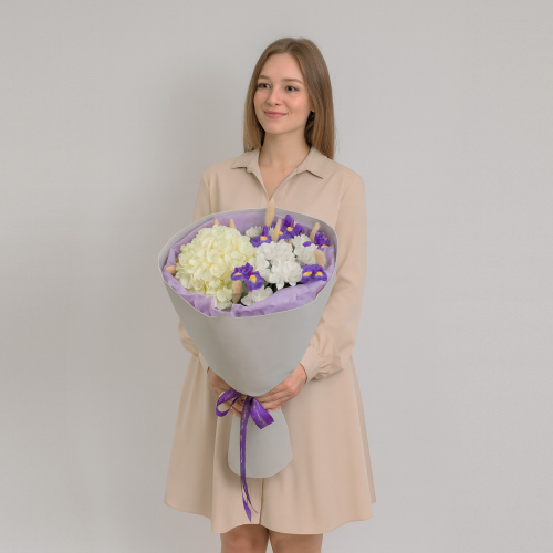 Букет с гортензией и ирисами N 84696