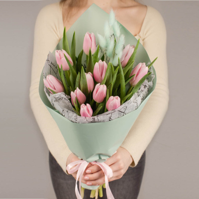 Букет из нежных тюльпанов с лагурусом 46462