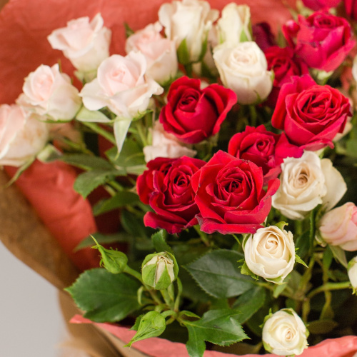 Букет из красных и розовых кустовых роз арт. 50401-КР