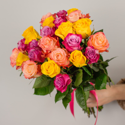 Букет из 25 эквадорских роз 40 см Яркий микс 7310
