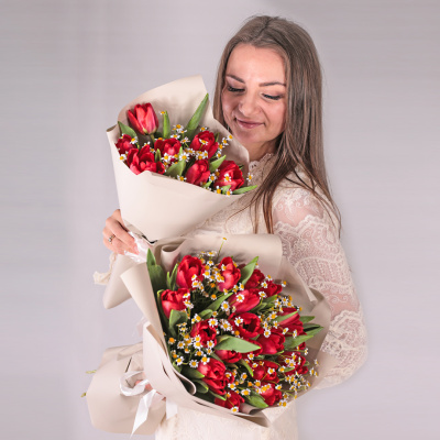Букеты из красных тюльпанов с ромашками для мамы и дочки 59874