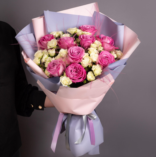 Букет из крупных и кустовых роз "Розовое сияние". размер L арт. 28483/L