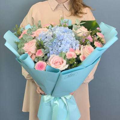 Букет с голубой гортензией и кустовыми розами 71078