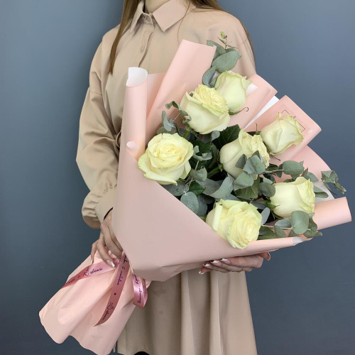 Букет белых роз высоких с эвкалиптом арт. 76722