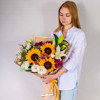 Букет с подсолнухами и лилиями N 52963Дв