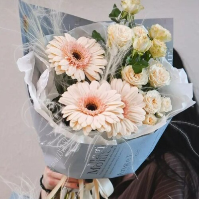 Букет "Амели мини. Размер S" из кустовой розы и мини гербер N 27789