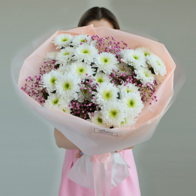 Букет с хризантемой и гипсофилой РОЗОВЫЙ N 84572-Р