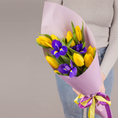 Желтые тюльпаны с ирисами. Небольшой букет. N 46329