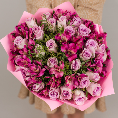 Букет из 25 сиреневых роз Кения и альстромерий арт. 50543