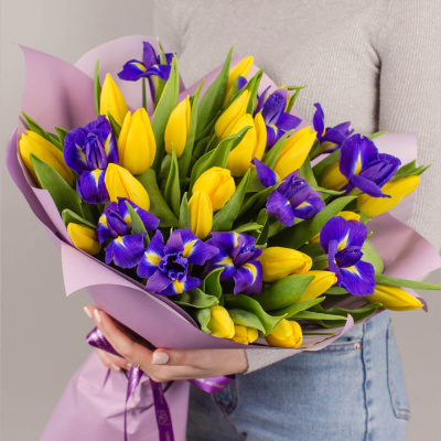 25 желтых тюльпанов с ирисами N 5507