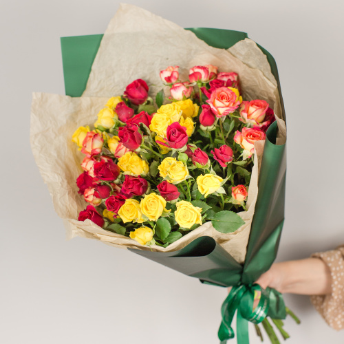 Букет из ярких кустовых роз арт. 27803