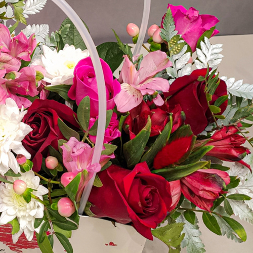Сумка "Восторг" микс в красном цвете из кустовой хризантемы, розы и альстромерии арт. 45001