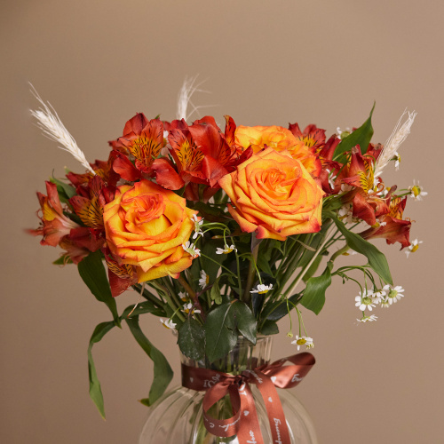 Букет из оранжевых роз в вазе. Сет N 82234