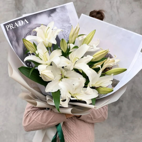 Букет из белых Лилий в дизайнерской упаковке арт. 47543