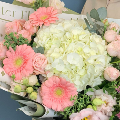 Букет с гортензией, пионовидными розами и мини герберами 66532
