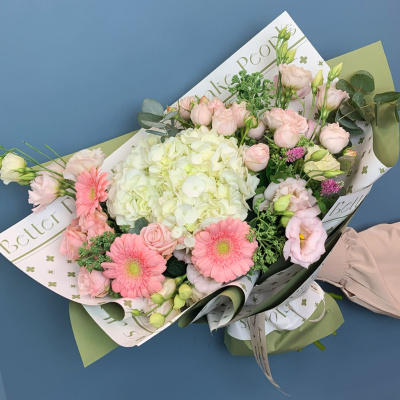 Букет с гортензией, пионовидными розами и мини герберами 66532