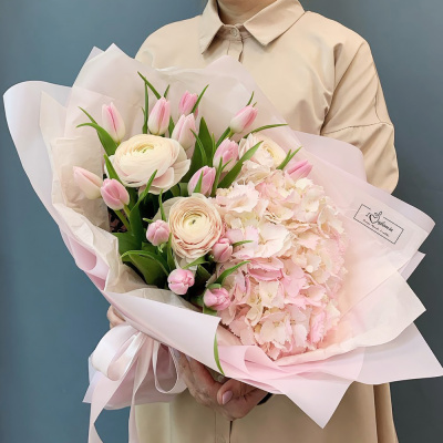 Букет из ранункулюсов и гортензии с тюльпанами арт. 76813